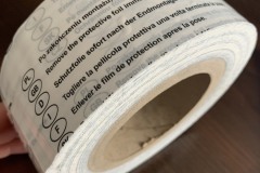 Biała folia z logo firmy